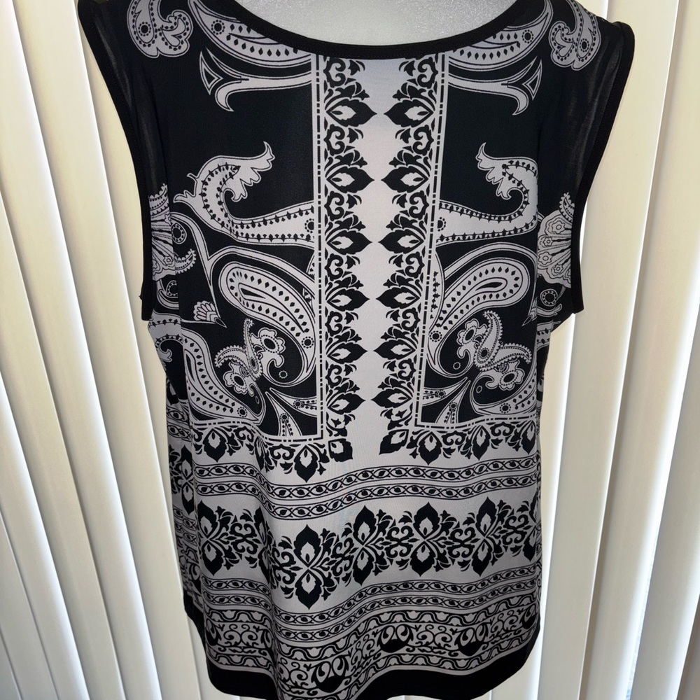 Black and White Patterned Sleeveless Top - Picture 4 of 5